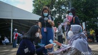 Beberapa penggemar lainnya juga membeli pernak pernik khas Blackpink yang turut dijual di sekitar lokasi penukaran tiket.  