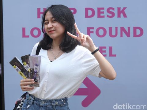 Seorang penggemar berpose usai menukarkan tiket konser Blackpink di Kawasan GBK, Jakarta, Kamis (9/3/2023).