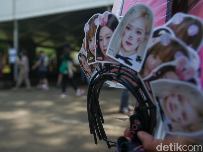 Seorang penggemar berpose usai menukarkan tiket konser Blackpink di Kawasan GBK, Jakarta, Kamis (9/3/2023).