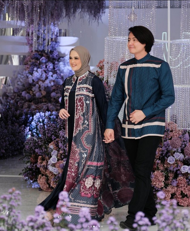 Fashion show koleksi baju Lebaran 2023 dari Vanila Hijab yang menghadirkan busana serba bunga, berlangsung di Manor, Depok, Jawa Barat. Foto: Grandyos zafna/detikcom.