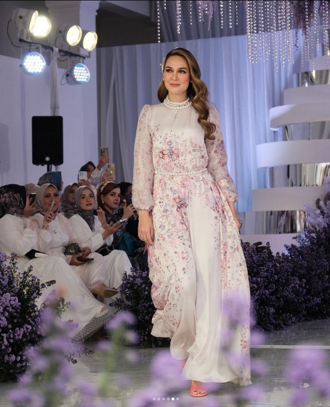 Fashion show koleksi baju Lebaran 2023 dari Vanila Hijab yang menghadirkan busana serba bunga, berlangsung di Manor, Depok, Jawa Barat. Foto: Grandyos zafna/detikcom.