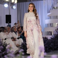 Fashion show koleksi baju Lebaran 2023 dari Vanila Hijab yang menghadirkan busana serba bunga, berlangsung di Manor, Depok, Jawa Barat. Foto: Grandyos zafna/detikcom.