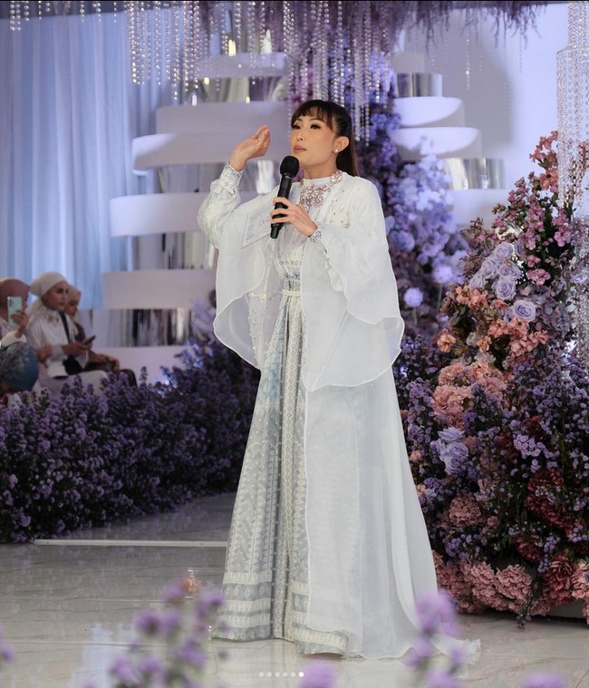 Ayu Dewi yang menjadi pembawa acara juga mengenakan koleksi Lebaran 2023. Foto: Dok. Instagram @vanillahijab.