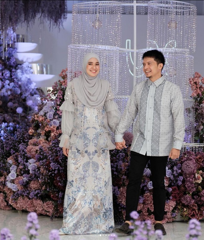 Fashion show koleksi baju Lebaran 2023 dari Vanila Hijab yang menghadirkan busana serba bunga, berlangsung di Manor, Depok, Jawa Barat. Foto: Grandyos zafna/detikcom.