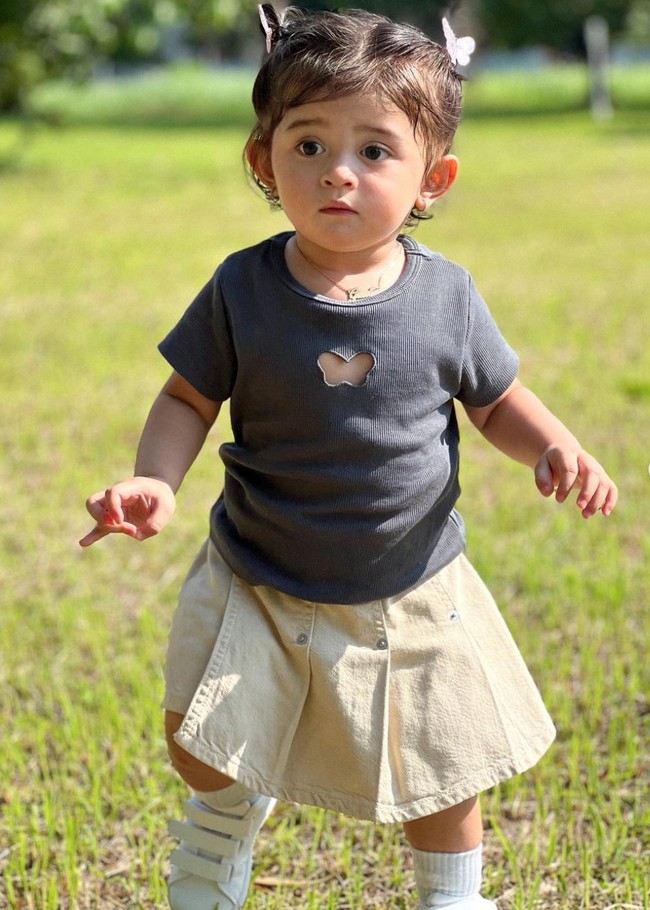 Melalui akun Instagram pribadinya Margin kerap membagikan foto-foto sang anak. Seperti foto terbaru baby Guzel yang satu ini. Tak sedikit yang menyebut baby Guzel seperti boneka hidup. Foto: Instagram/@marginw