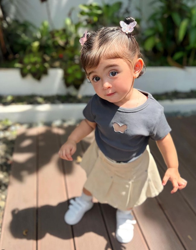Mengenakan kaos dan rok ditambah gaya rambut diikat dua memang membuat baby Guzel terlihat cantik sekaligus imut. Paras cantik baby Guzel sendiri didapatkan dari kedua orangtuanya yang memiliki darah keturunan Pakistan, Sunda, dan Arab. Foto: Instagram/@marginw