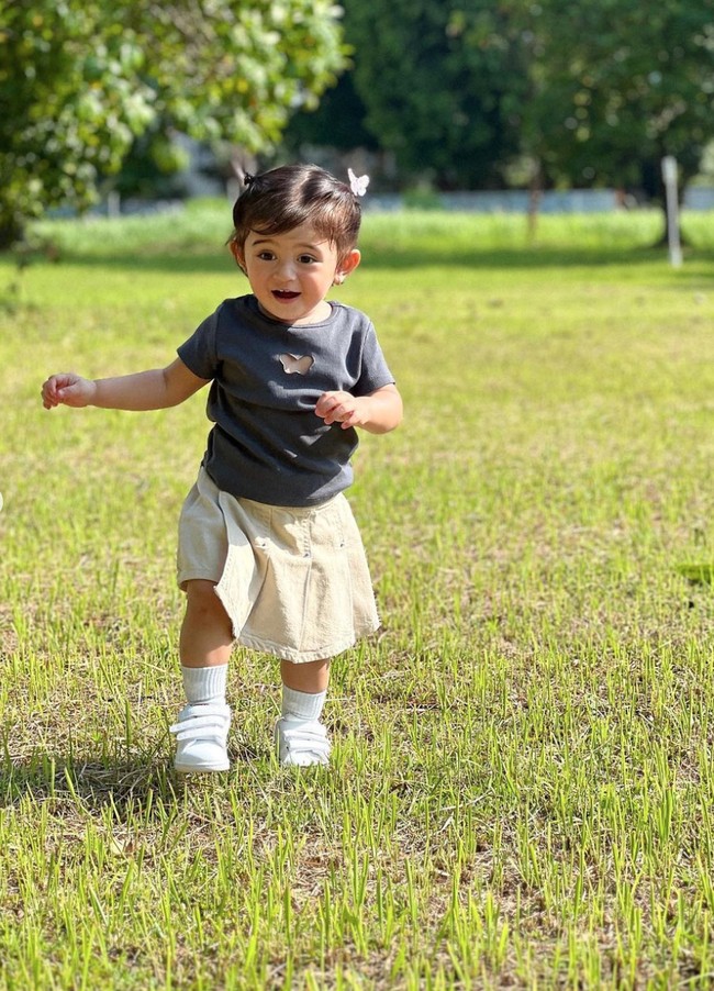 Setelah menikah dengan Ali Syakieb pada 6 Februari 2021, Margin kini telah dikaruniai seorang putri cantik yang diberi nama Guzelim Aracelli Ali Syakieb. Sudah semakin besar, penampilan sang anak yang makin cantik dan menggemaskan pun berhasil mencuri perhatian netizen. Foto: Instagram/@marginw