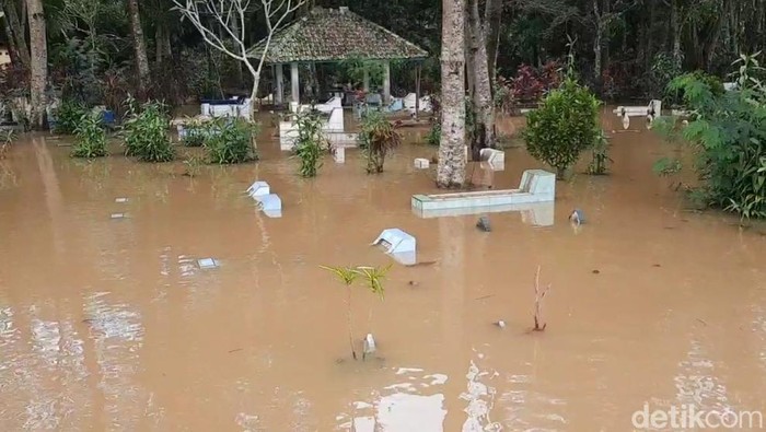 Banjir merendam Sukaresik Tasikmalaya mengakibatkan rumah hingga makam terendam, Kamis (9/3/2023).