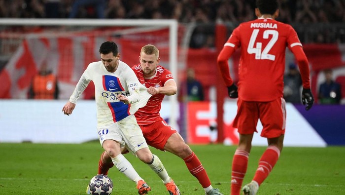 Paris Saint-Germains Argentine forward Lionel Messi (L) and Bayern Munichs Dutch defender Matthijs de Ligt vie for the ball during the UEFA Champions League round of 16, 2nd-leg football match FC Bayern Munich v Paris Saint-Germain FC in Munich, southern Germany, on March 8, 2023. (Photo by FRANCK FIFE / AFP) (Photo by FRANCK FIFE/AFP via Getty Images)