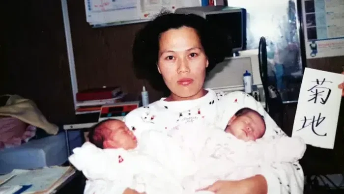 Mereka lahir pada 15 Oktober 1989. Michie mengidap displasia epifisis, yaitu kelainan tulang bawaan. Kondisi ini menghambat pertumbuhan tulang sehingga ia bertubuh pendek.