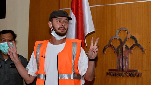 Warga negara Rusia berinisial SR yang akan dideportasi dihadirkan petugas saat konferensi pers di Kantor Imigrasi Kelas I TPI Denpasar, Bali, Rabu (8/3/2023). Imigrasi Bali mendeportasi SR karena menyalahgunakan izin tinggalnya dengan bekerja sebagai fotografer di Bali.
