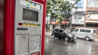 Sejumlah mesin parkir di Jakarta terbengkalai dan mengalami kerusakan, hal itu dikarenakan selain perawatan yang kurang juga disebabkan banyaknya juru parkir yang meminta pembayaran secara manual.   