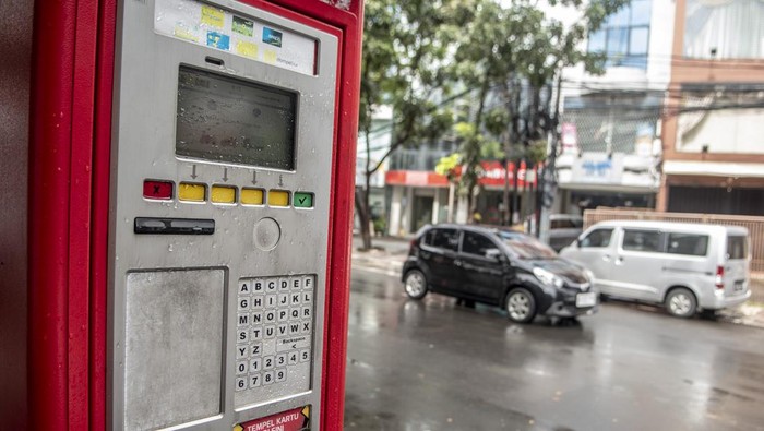 Petugas parkir mencetak karcis parkir melalui mesin parkir elektronik di Jakarta, Kamis (9/3/2023). Sejumlah mesin parkir di Jakarta terbengkalai dan mengalami kerusakan, hal itu dikarenkan selain perawatan yang kurang juga disebabkan banyaknya juru parkir yang meminta pembayaran secara manual.