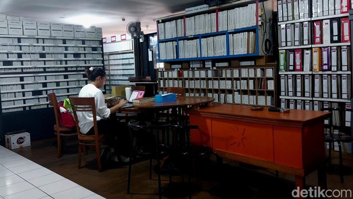 Beragam kaset dan majalah yang tersimpan di Museum Musik Indonesia Malang.