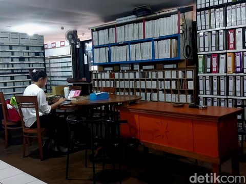 Beragam kaset dan majalah yang tersimpan di Museum Musik Indonesia Malang.