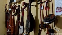 Tidak hanya album para musisi Indonesia dan luar negeri, di museum ini juga tersimpan koleksi alat-alat musik dari berbagai daerah. (Foto: M Bagus Ibrahim/detikJatim)