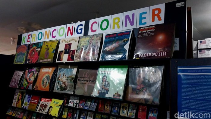 Beragam kaset dan majalah yang tersimpan di Museum Musik Indonesia Malang.