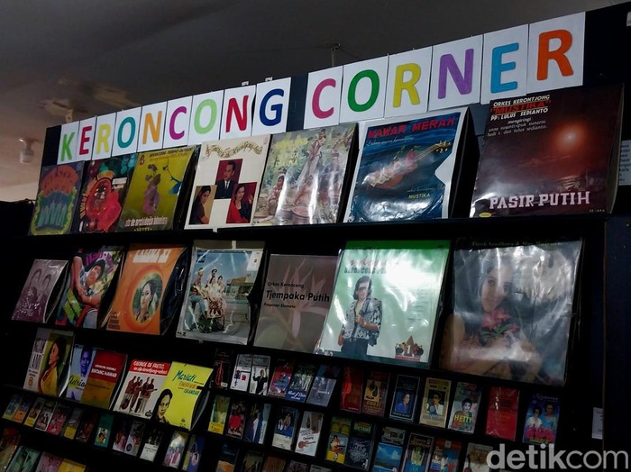 Beragam kaset dan majalah yang tersimpan di Museum Musik Indonesia Malang.