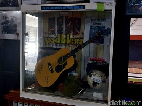 Beragam kaset dan majalah yang tersimpan di Museum Musik Indonesia Malang.