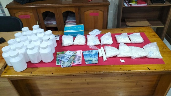 Pria berinisial EN (42) di Kabupaten Berau, Kalimantan Timur (Kaltim) ditangkap polisi atas kepemilikan obat keras pil double L sebanyak 10 ribu butir.