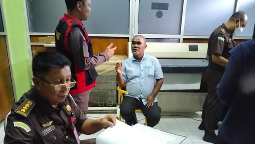 Berkas-berkas Pengeledahan di Kantor Dinas ESDM NTB diamankan Penyidik soal dugaan korupsi Tambang Pasir di Lombok Timur, Kamis sore (9/3/2023). Foto: Ahmad Viqi/detikBali.