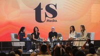 Aktris dan Selebgram, Sintya Marisca, EVP Consumer Goods & Lifestyle Blibli, Krisantia Nugraha, Direktur Bisnis Kurir dan Logistik Pos Indonesia, Siti Choiriana, Host yang juga Co-Founder TS Media, Marianne Rumantir dan Host yang juga founder TS Media, Luna Maya saat sesi TS Talk pada acara TSX 2023 di Pos Bloc, Jakarta.