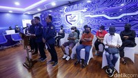 Sekretaris Utama BP2MI Rinardi memberikan keterangan pers usai berhasil menggagalkan pengiriman CPMI Ilegal di Jakarta. Kamis, (9/3/2023).