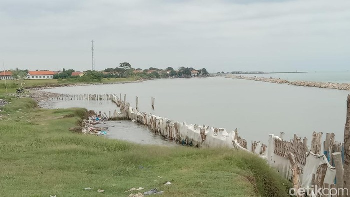 Breakwater atau pemecah ombak di Pantai Glayem, Indramayu