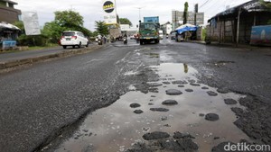 Diguyur Hujan, Jalan Raya Kalimalang Bekasi Rusak dan Berlubang