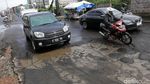 Diguyur Hujan, Jalan Raya Kalimalang Bekasi Rusak dan Berlubang