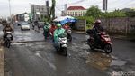Diguyur Hujan, Jalan Raya Kalimalang Bekasi Rusak dan Berlubang