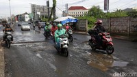 Jalan rusak ini sangat membahayakan pengendara.