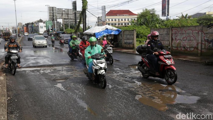 Jalan Raya Kalimalang, Bekasi Timur, Kota Bekasi, Jawa Barat, rusak akibat sering guyur hujan. Begini kondisinya.