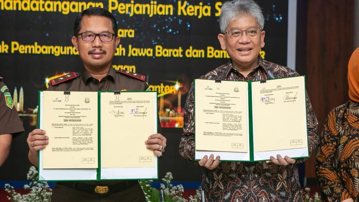 Direktur Utama Bank BJB Yuddy Renaldi dan Kajati Didik Farkhan Alisyahdi (Foto: Bahtiar/Detikcom)