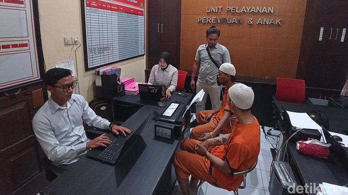 Dua pelaku pencabulan anak yatim di Blitar saat diperiksa