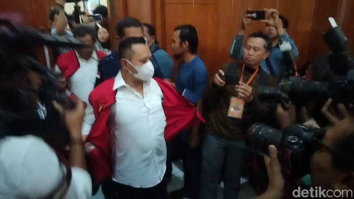 Dua terdakwa Kanjuruhan SUko dan Haris masuk ke ruang sidang PN Surabaya