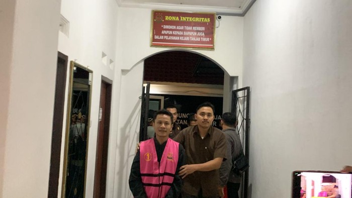 Eks Ketua KPU Tanjabtim Jambi saat dieksekusi jaksa