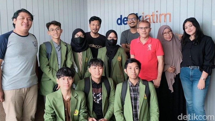 Enam mahasiswa Ilmu Komunikasi UPN Veteran Jawa Timur mengunjungi kantor detikJatim. Mereka belajar langsung di dapur sebuah media.