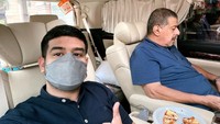 Menemani sang ayah, Fadil Jaidi sengaja melakukan vaksinasi pada jadwal yang sama dengan Pak Muh. Sebagai bekal perjalanan keduanya menyiapkan roti bakar untuk camilan di mobilnya. Foto: Instagram/fadiljaidi