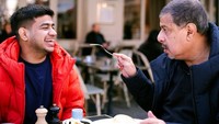 Fadil Jaidi dan Pak Muh memang seringkali menghabiskan waktu bersama. Ketika pergi ke Paris, Perancis, keduanya tampak lucu menikmati sarapan berdua. Foto: Instagram/fadiljaidi