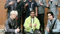 Fadil dan Pak Muh berhasil bertemu dengan member boy group NCT. Bahkan seluruh member mencium tangan Pak Muh layaknya orang tua sendiri. Foto: Instagram/fadiljaidi