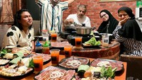 Beberapa sahabat Fadil Jaidi juga ada yang akrab dengan keluarganya. Keanu Angelo, menjadi sahabat yang sering diajak makan bersama dengan keluarga Pak Muh. Foto: Instagram/fadiljaidi