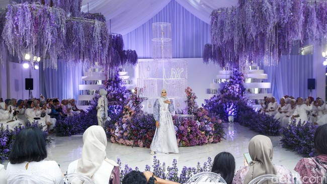 Fashion show koleksi baju Lebaran 2023 dari Vanila Hijab yang menghadirkan busana serba bunga, berlangsung di Manor, Depok, Jawa Barat. Foto: Grandyos zafna/detikcom.