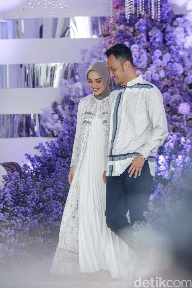 Fashion show koleksi baju Lebaran 2023 dari Vanila Hijab yang menghadirkan busana serba bunga, berlangsung di Manor, Depok, Jawa Barat. Foto: Grandyos zafna/detikcom.