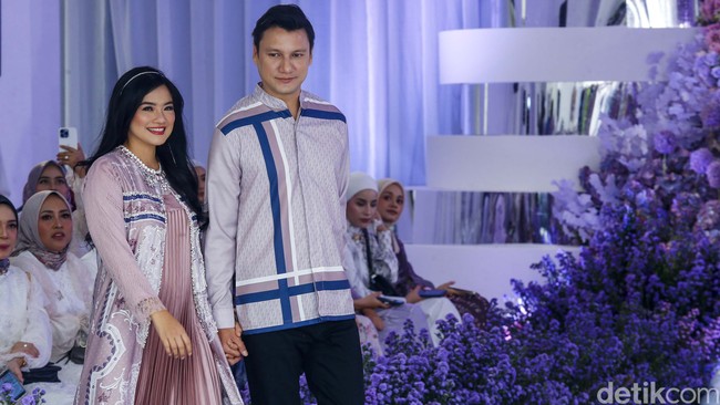 Fashion show koleksi baju Lebaran 2023 dari Vanila Hijab yang menghadirkan busana serba bunga, berlangsung di Manor, Depok, Jawa Barat. Foto: Grandyos zafna/detikcom.