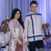 Fashion show koleksi baju Lebaran 2023 dari Vanila Hijab yang menghadirkan busana serba bunga, berlangsung di Manor, Depok, Jawa Barat. Foto: Grandyos zafna/detikcom.