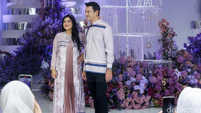 Pasangan Titi Kamal dan Christian Sugiono ikut menjadi model baju Lebaran 2023 edisi premium. Harga koleksi prive lebih mahal tapi mahalnya pun masih affordable untuk sekelas prive. Kita belum keluarin harga dan memang satu model hanya ada satu piece saja, karena menjaga eksklusifannya, terang Atina. Foto: Grandyos Zafna/Detikcom.