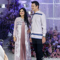 Pasangan Titi Kamal dan Christian Sugiono ikut menjadi model baju Lebaran 2023 edisi premium. Harga koleksi prive lebih mahal tapi mahalnya pun masih affordable untuk sekelas prive. Kita belum keluarin harga dan memang satu model hanya ada satu piece saja, karena menjaga eksklusifannya, terang Atina. Foto: Grandyos Zafna/Detikcom.