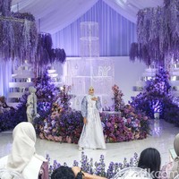 Fashion show koleksi baju Lebaran 2023 dari Vanila Hijab yang menghadirkan busana serba bunga, berlangsung di Manor, Depok, Jawa Barat. Foto: Grandyos zafna/detikcom.