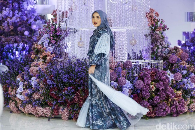 Fashion show koleksi baju Lebaran 2023 dari Vanila Hijab yang menghadirkan busana serba bunga, berlangsung di Manor, Depok, Jawa Barat. Foto: Grandyos zafna/detikcom.